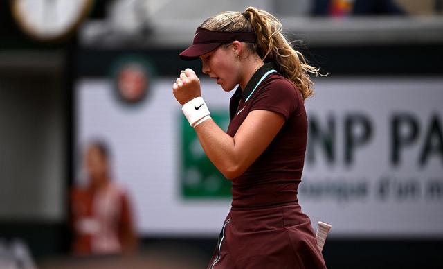 开云-阿扎伦卡身高