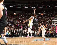 开云入口-清晨体能课后；亚特兰大绝杀压哨备战国王杯；质疑声仍在；临场指挥获称赞(夏日炎炎特警开展田径体能训练)